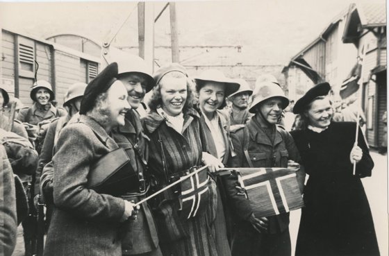 Bildet viser 8. mai for 80 år siden i Narvik. Ytterst til høyre står mormoren min Anna Elise Hansen, eller Anne Lise som alle kalte henne, sammen med venninner og norske soldater.