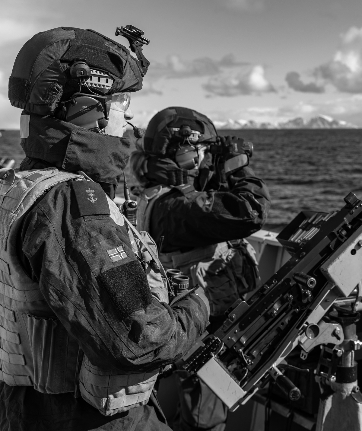 Figur 11.1 Forsvarsevnen må styrkes og Norge har særlige maritime utfordringer som må håndteres for å verne om norsk sikkerhet og norske interesser de neste 10–20 år. Bildet viser artillerister på oppdrag utenfor norskekysten.