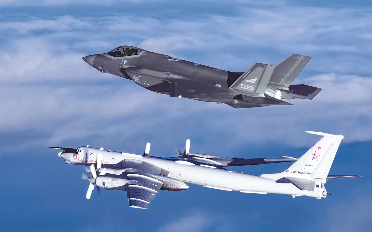 Figur 11.4 Russiske luftstyrker gjennomfører jevnlig flyvninger langs norskekysten. Her overvåker et norsk F-35 kampfly et russisk TU-95MS strategisk bombefly i nærheten av norsk luftrom.