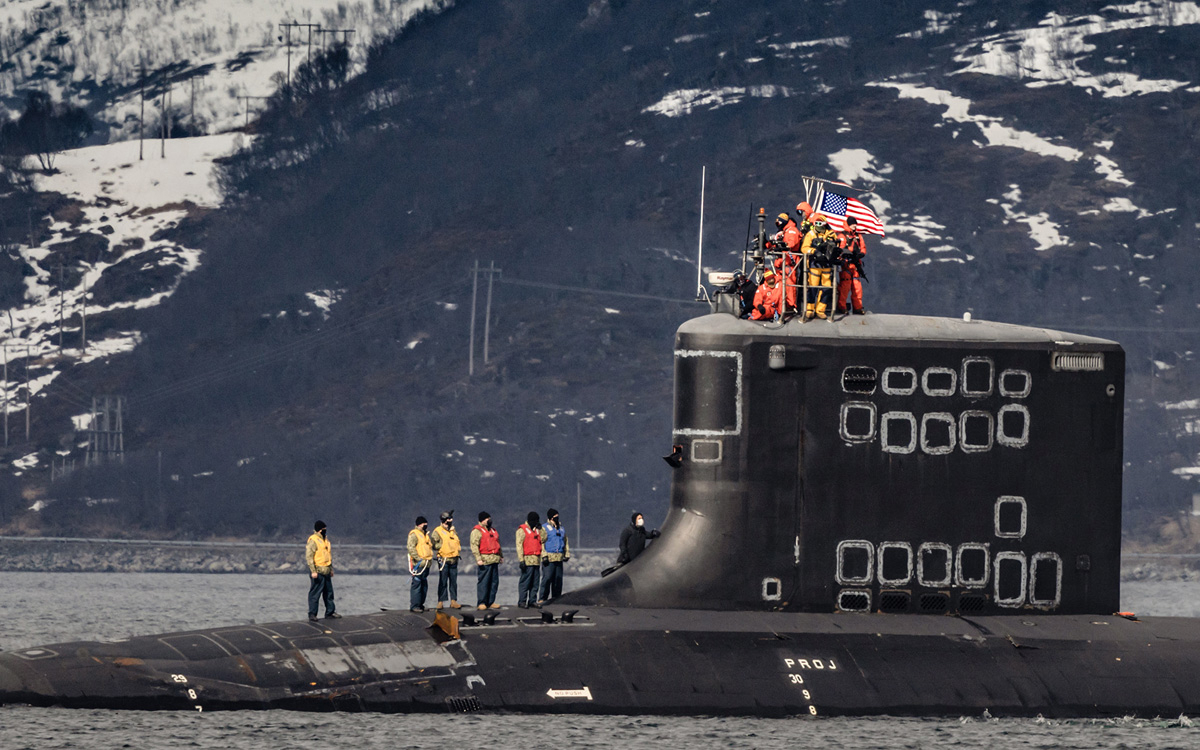 Figur 11.5 Russland har omfattende strategiske kjernefysiske styrker stasjonert på Kola-halvøya. Det gjør at russiske operasjonsområder utenfor norskekysten også er svært viktige å følge med på for våre allierte. Her anløper den amerikanske atomdrevne angrepsub...