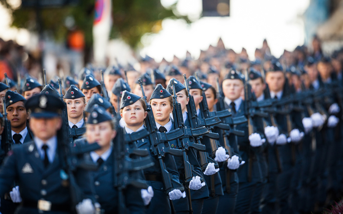 Figur 11.6 Verneplikten er en viktig del av båndet mellom Forsvaret og befolkningen. Bildet viser soldater i førstegangstjeneste som marsjerer langs Karl Johan i Oslo, under åpningen av det 159. storting 2. oktober 2014.