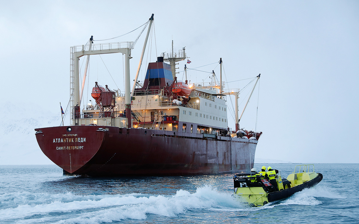 Figur 11.7 Kystvakten spiller en avgjørende rolle i forvaltningen av norske naturressurser. Her gjør fiskeriinspektører fra KV «Svalbard» klare for fiskeriinspeksjon på et russisk fiskefartøy vinteren 2023.