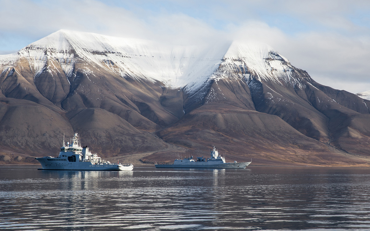 Figur 12.10 Fartøy fra Kystvakten og Marinen utenfor Svalbard. Forsvaret sender jevnlig fartøy til øygruppen for å ivareta og utøve norsk suverenitet.