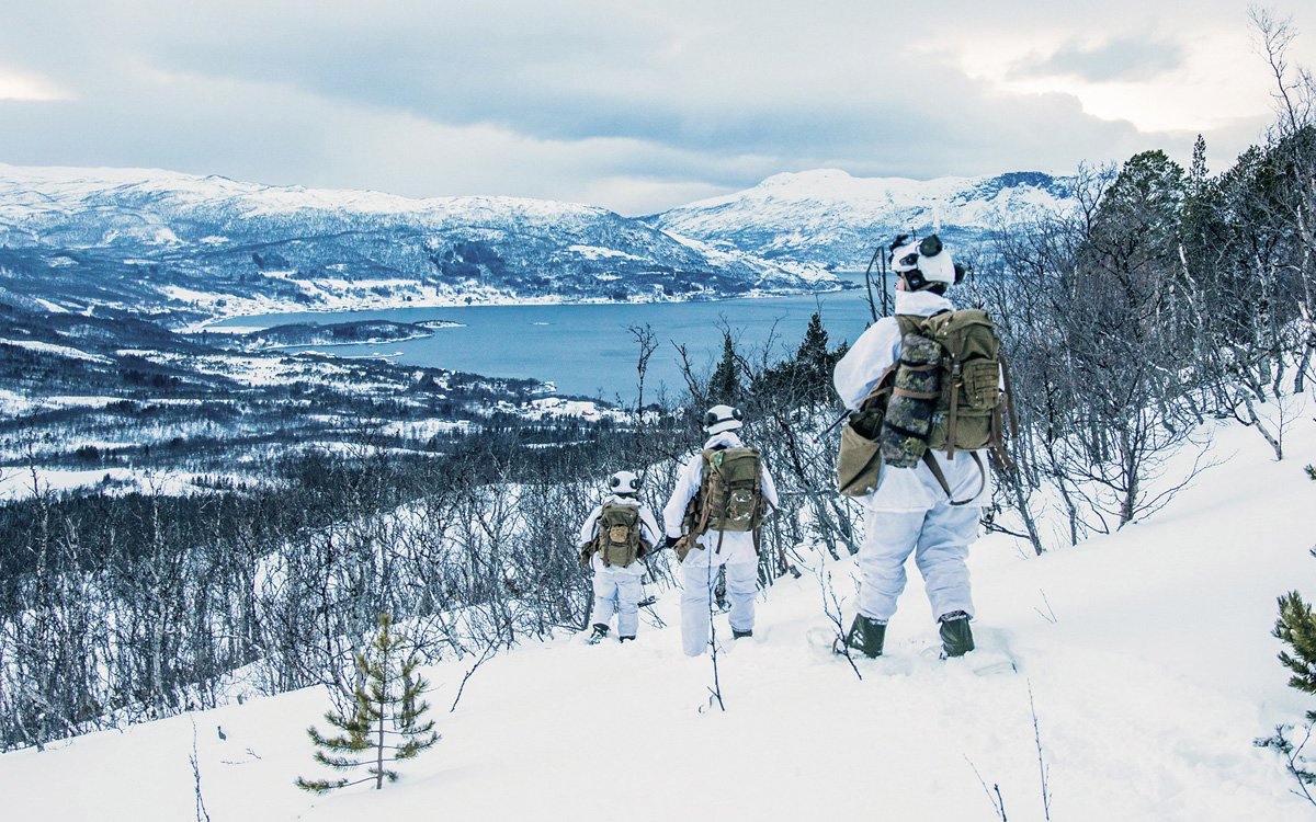 Figur 12.14 Norge er et av verdens mest utfordrende områder å drive militære operasjoner i. Her er en patrulje fra Innsatsstyrke Varg fra HV-08 Agder og Rogaland under øvelse Joint Viking 2023.