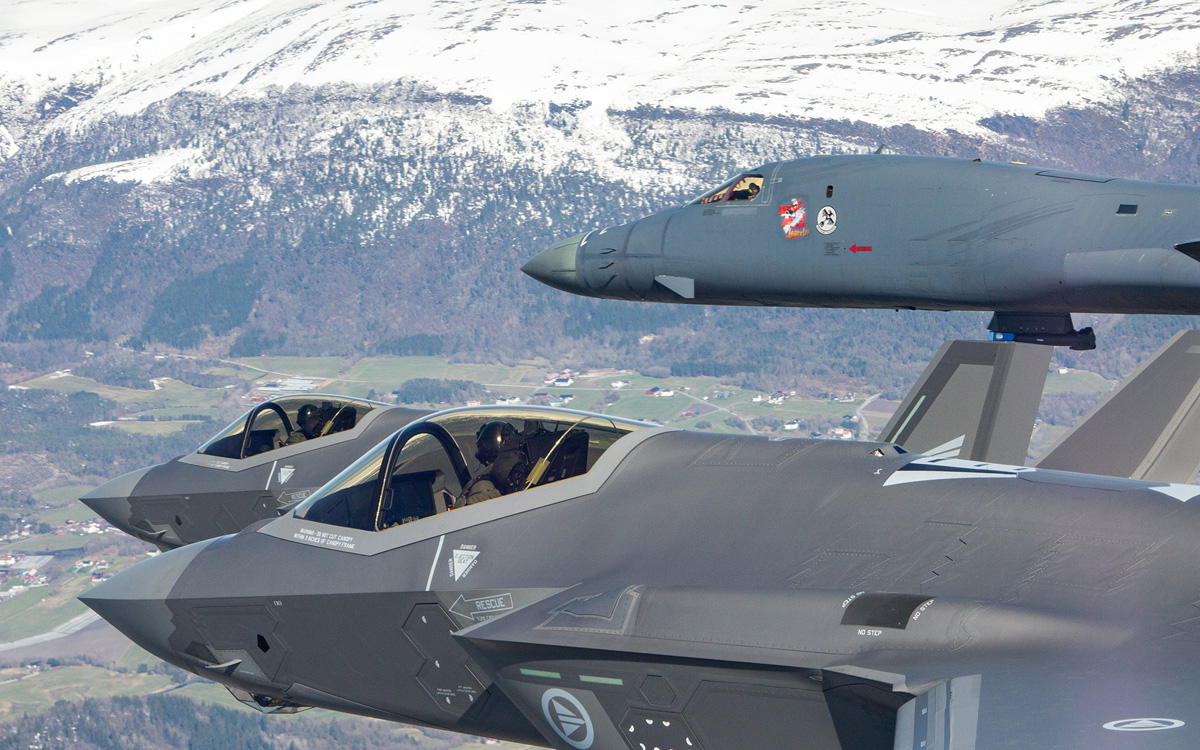 Figur 12.16 Luftmakt er en helt sentral del av NATOs slagkraft. Her flyr B-1B Lancer bombefly, som en del av Global Strike Command i formasjon sammen med norske F-35A kampfly over norsk territorium.