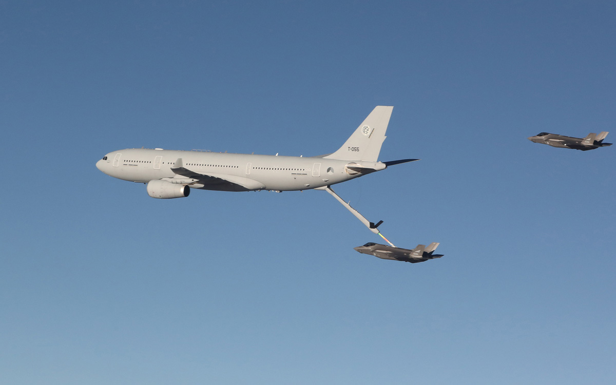 Figur 12.17 Et A330 multirolle tank- og transportfly (MRTT), fra tankflyflåten Norge er deleier i, øver sammen med en norsk F-35 november 2021.