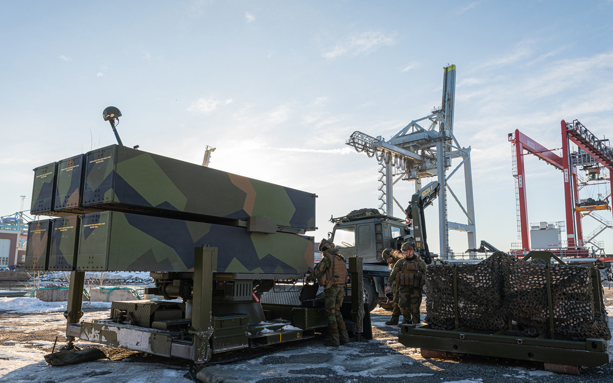 Figur 12.18 Krigen i Ukraina har vist luftvernets viktige rolle og hvordan motstandere bevisst ødelegger sivil infrastruktur. Under øvelse Joint Viking 2023 ble NASAMS luftvernbatteri utplassert i Oslo.