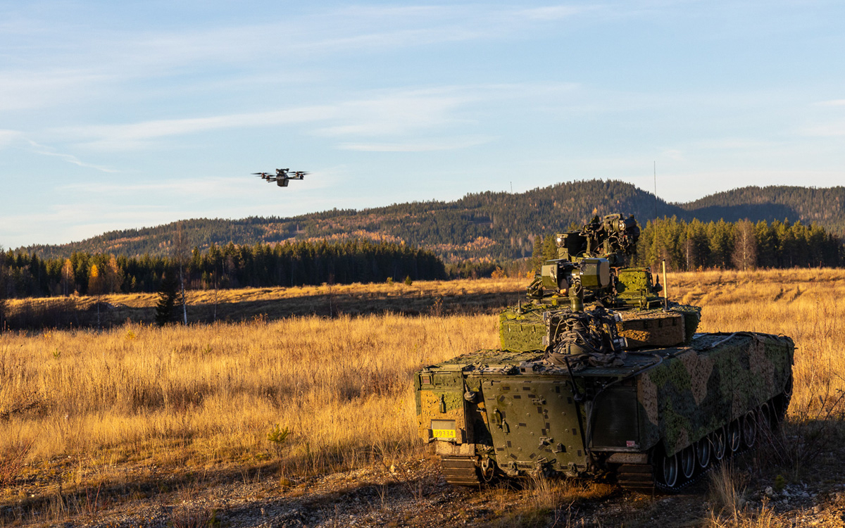 Figur 12.19 Ubemannede systemer er en avgjørende del av dagens og morgendagens militære operasjoner. Her fra testing av ubemannede systemer i kombinasjon med tradisjonelle plattformer på Rena i oktober 2022.