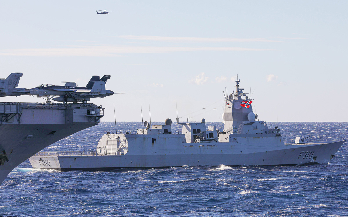 Figur 12.2 Forsvaret er i mange tilfeller tett integrert med allierte systemer. Fregatten KNM «Fridtjof Nansen» seilte som en nærmest fullintegrert del av hangarskipgruppen USS «Harry S Truman», under øvelse Neptune Strike 2022. Oppdraget ble forlenget som følg...