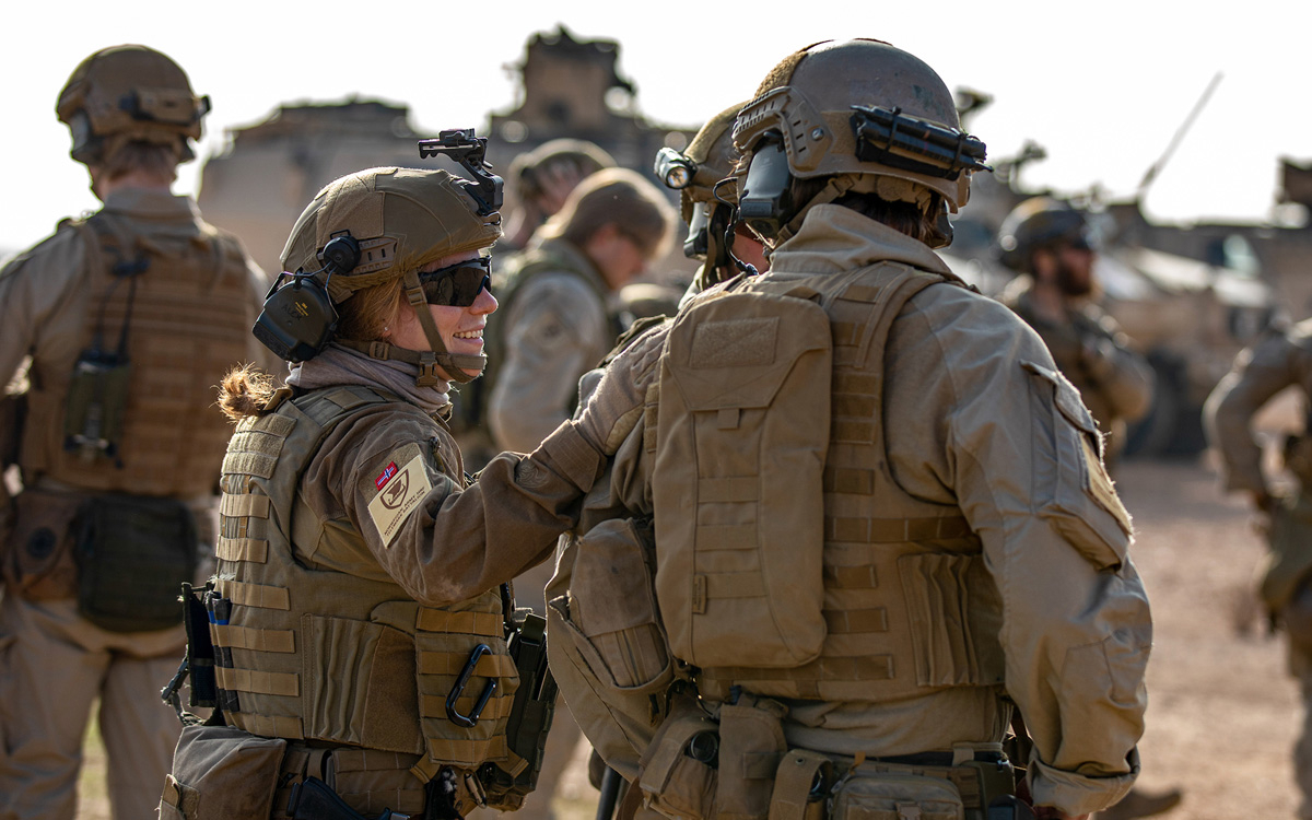 Figur 12.3 Internasjonale operasjoner kan strekke Forsvarets begrensede ressurser. Her deltar soldater fra Telemark bataljon i den norske styrken NOR SECFOR, som opprettholder forsvaret av luftbasen Ain al-Asad i Nord-Irak januar 2023.