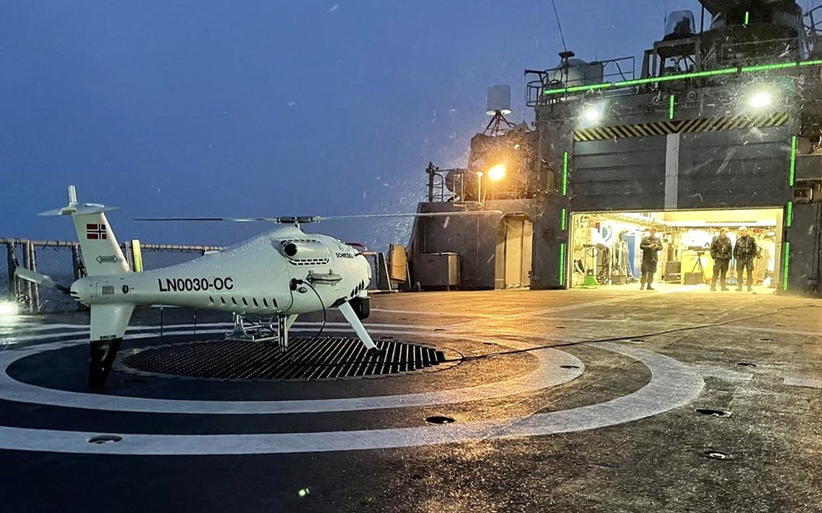 Figur 12.4 Kystvakten tester ut Camcopter S-100 om bord på KV «Nordkapp» i Isfjorden, mars 2021.