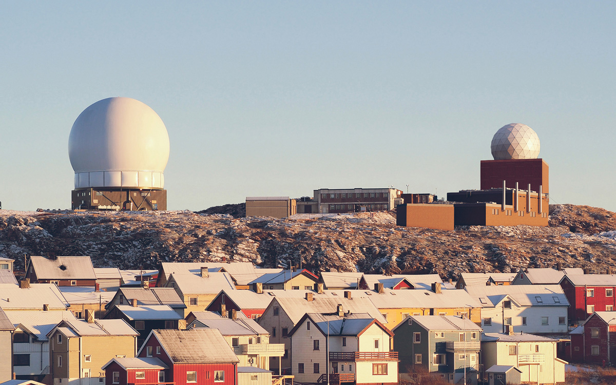 Figur 12.9 Etterretning har lenge vært et viktig norsk bidrag til transatlantisk sikkerhet og situasjonsforståelse i NATO og vil fortsette å være det i fremtiden. Globus II radaren på Vårberget i Vardø er driftet av Etterretningstjenesten.
