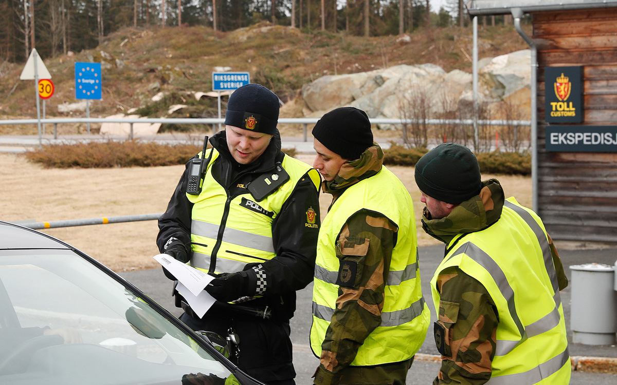 Figur 13.1 Samarbeid mellom Forsvaret og politiet er i stadig utvikling, og viktig for å møte sammensatte trusler. Her fra Ørje grensestasjon da soldater fra HV-01, innsatsstyrke Polar Bear IV, støttet politiets grensekontroll under pandemien.