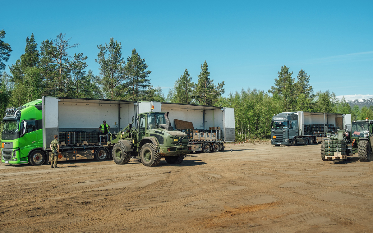 Figur 13.2 God logistikk er avgjørende for enhver militær organisasjon. På bildet øver Hæren i rammen av totalforsvaret på øvelse Thunderbolt i 2021. Transport av ammunisjon til CV90 kampvogner utføres blant annet av sivile logistikkselskap.