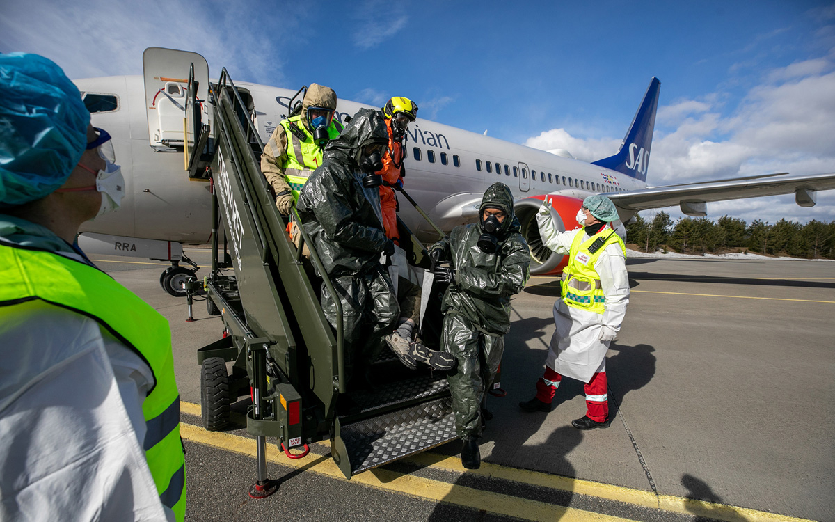Figur 13.3 Samarbeid med sivile etater er avgjørende for norsk støtte til allierte. På bildet trener sivile nødetater sammen med norske og franske CBRN-spesialister (kjemiske/biologiske/radiologiske/kjernefysiske våpen) under øvelse Cold Response 2022.