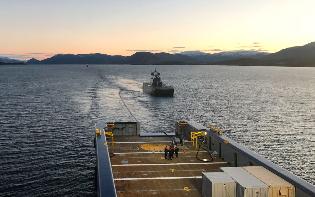 Figur 13.4 Sivile logistikkløsninger kan være mer kostnadseffektive enn at Forsvaret holder seg med egne. Det sivile supplybåten «Stril Mar» fyller her drivstoff på en av Forsvarets korvetter under øvelse Trident Juncture i 2018.