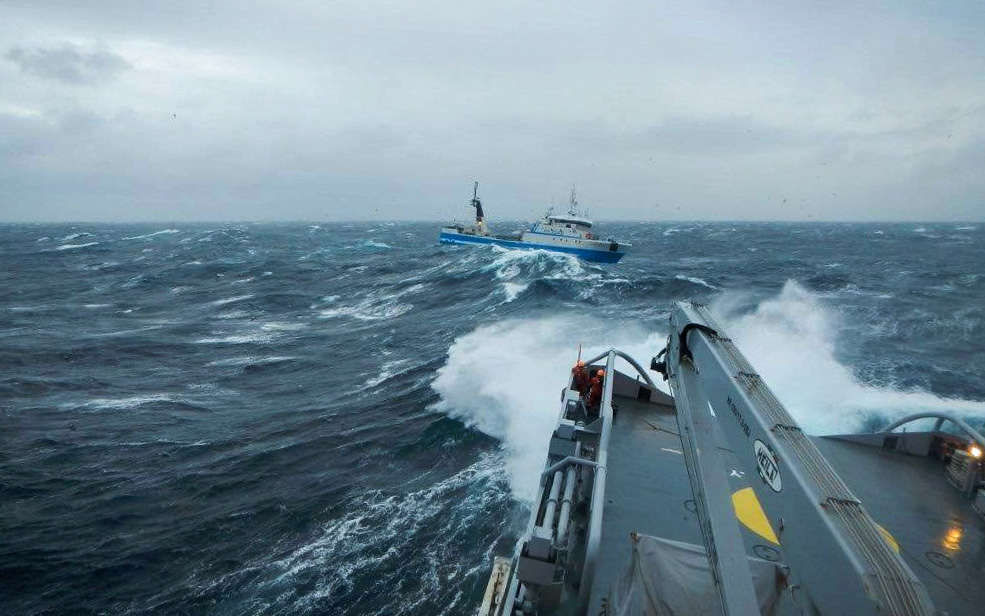 Figur 13.6 Kystvakten er en del av det militære forsvaret av Norge og løser Forsvarets maritime fredsoperative oppdrag. Kystvaktens oppgaver er suverenitetshevdelse i norske farvann, fiskeri-, toll- og miljøoppsyn, anløpskontroll, redningstjeneste og bistand ti...
