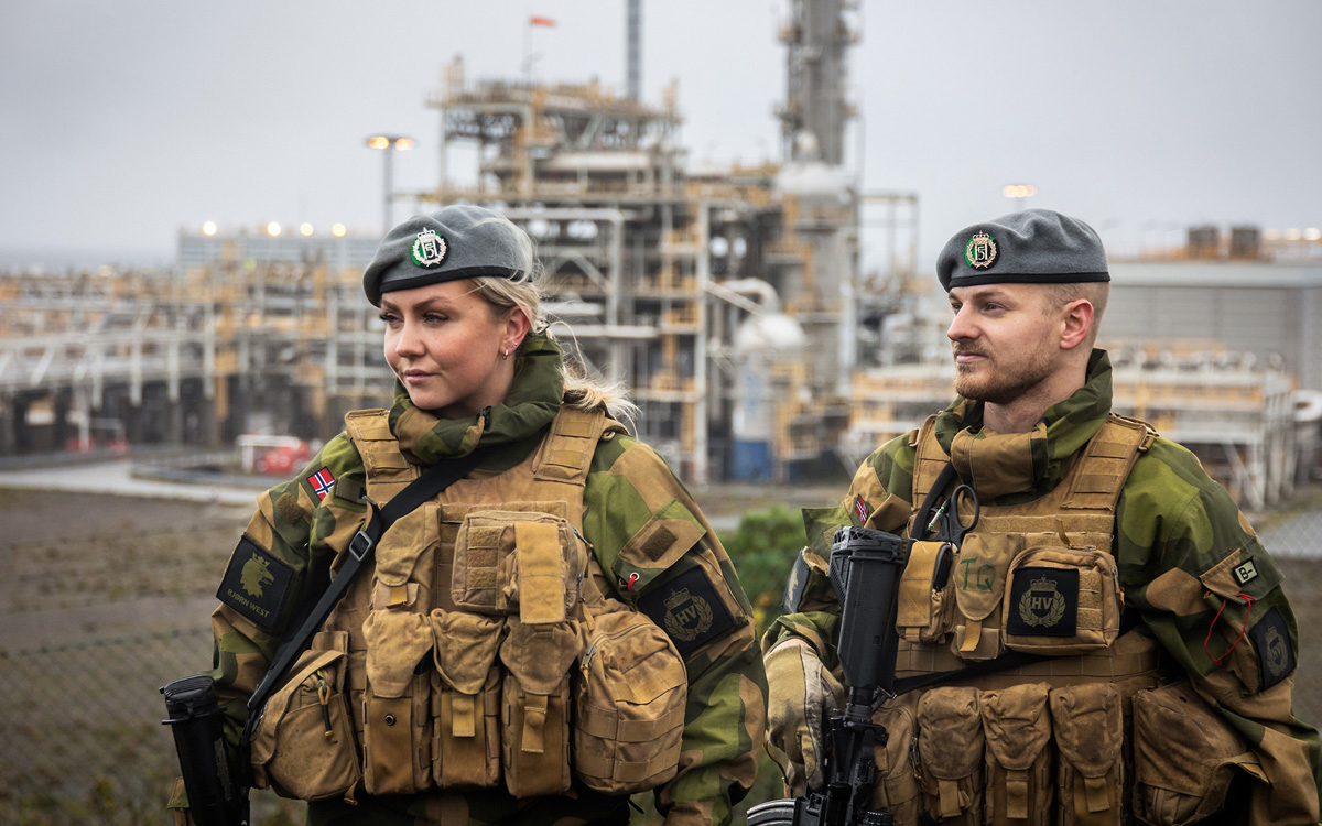 Figur 13.7 Heimevernet kan fungere som en viktig ressursbrønn for politiet. Her fra forsterket vakthold ved petroleumsanlegget Kårstø i Rogaland etter sprengingen av gassrørledningene i Østersjøen i september 2022.