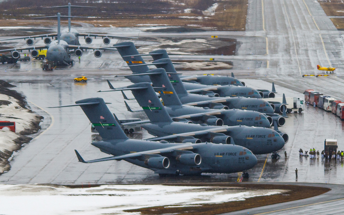 Figur 13.9 Transportkapasitet er avgjørende for militære operasjoner, men leveres ofte av sivile. Her er det amerikanske luftforsvarets C-17 på Bardufoss i forbindelse med øvelse Swift Response 2022. Under evakueringen av Kabul evakuerte USAs C17-flåte rundt 10...