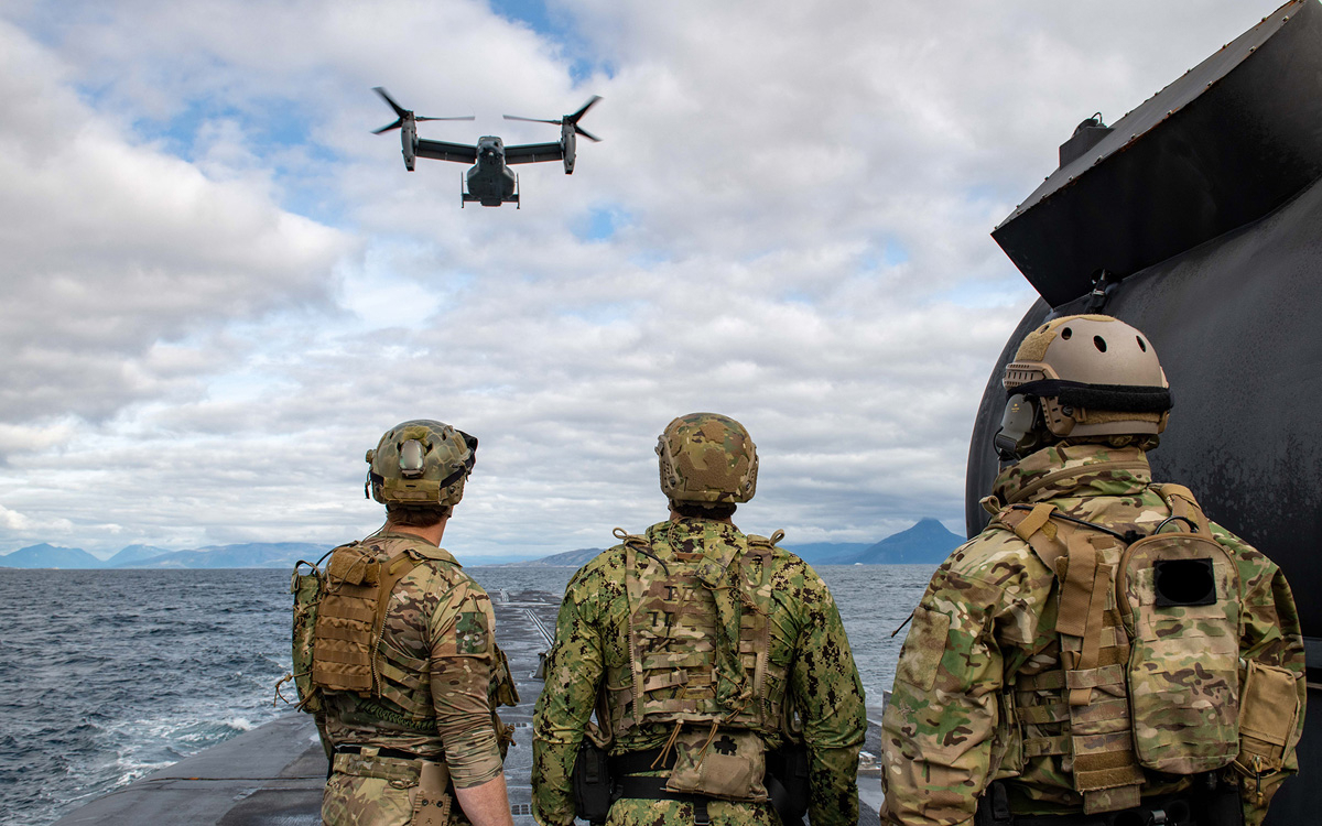 Figur 14.2 Marinejegerkommandoen øver sammen med amerikanske spesialstyrker, marinen og marinekorpset.