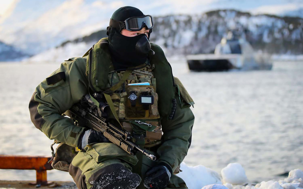 Figur 14.4 Storbritannia er en av Norges viktigste allierte. Her gjennomfører Britiske Royal Marines fra 47th Commando operasjoner sammen med en norsk korvett på øvelse i Norge januar 2020.