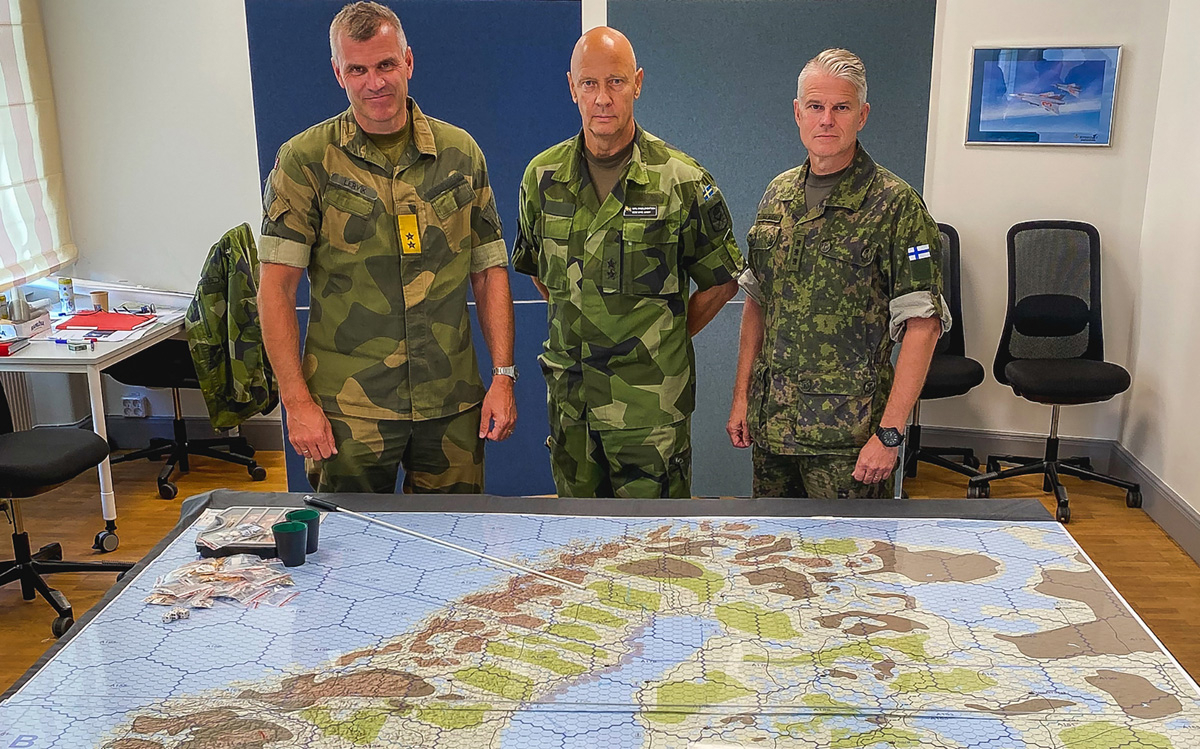 Figur 14.8 Sverige og Finlands inntreden i NATO åpner helt nye muligheter. Hærsjefene fra Norge (Lars Sivert Lervik), Sverige (Karl L. Engelbrektson) og Finland (Pasi Välimäki), deltar på kartøvelse i Stockholm august 2022 for å diskutere taktisk samvirke i nor...