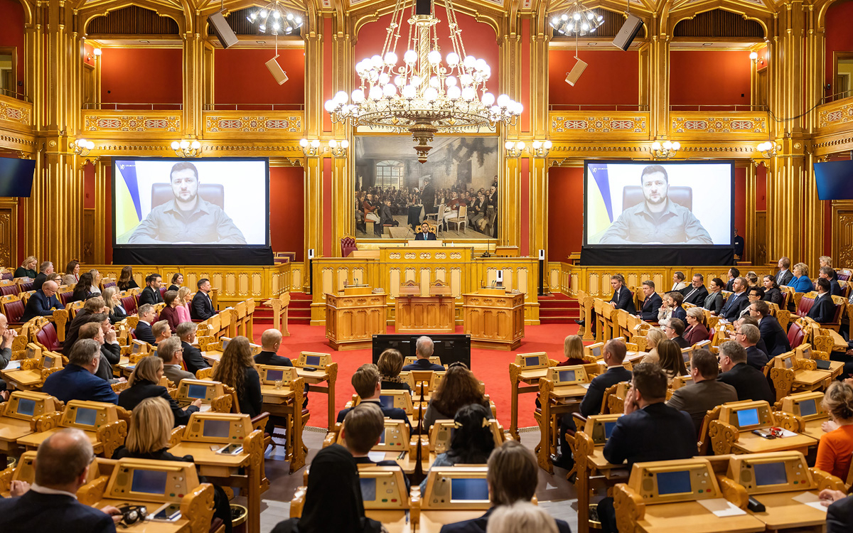 Figur 15.2 Stortinget blir viktigere i en tid der det skal brukes mer ressurser på sikkerhet, forsvar og beredskap. I 2022 bevilget Stortinget 75 milliarder kroner over fem år til Ukraina gjennom det såkalte «Nansen-programmet». På bildet taler Ukrainas preside...
