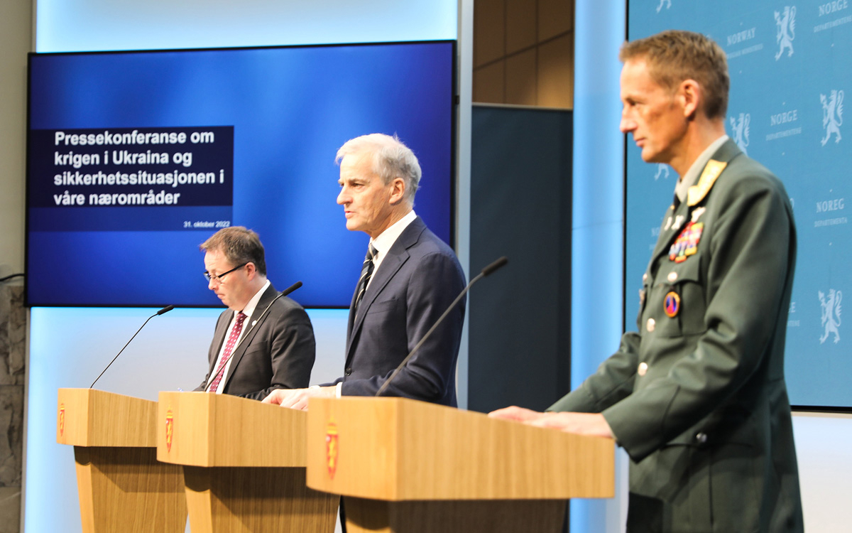 Figur 15.3 Regjeringen må kunne fatte beslutninger i krise og krig, og evne å beslutte dem raskt nok. Bildet er fra regjeringens pressekonferanse den 31. oktober 2022, hvor det ble besluttet at Forsvaret skulle heve sin beredskap som følge av Russlands fullskal...