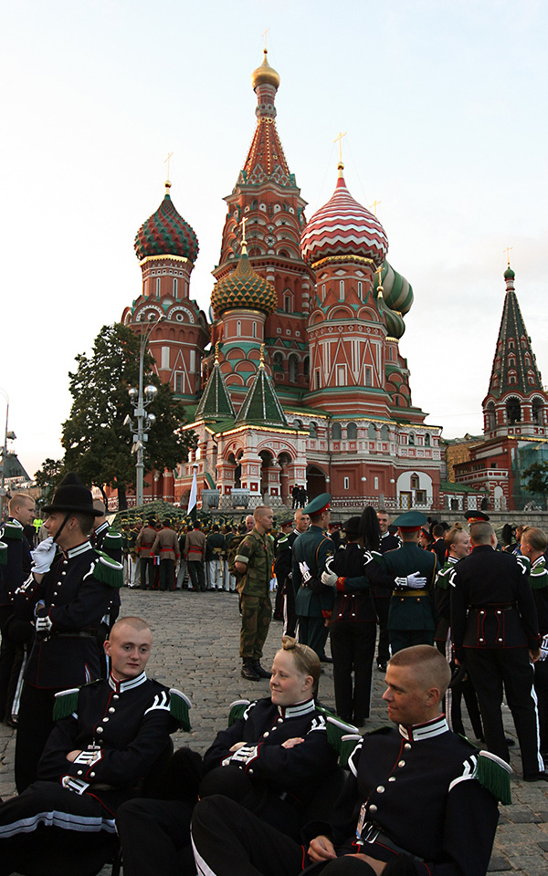 Figur 2.14 Frem til 2014 var forholdet mellom Russland og Norge fortsatt preget av ønske om samarbeid. Her er Hans Majestet Kongens Garde etter oppvisning på den Røde plass i Moskva i september 2011.