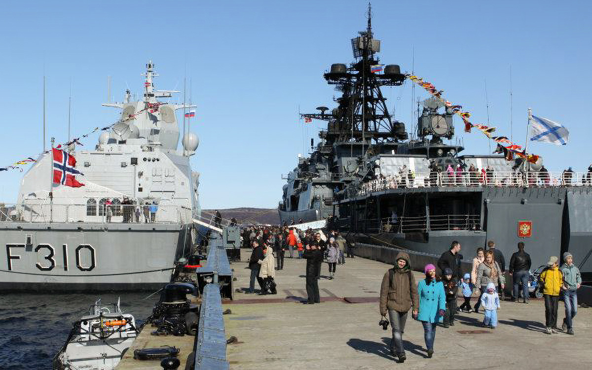 Figur 2.15 Militært samarbeid og kontakt mellom Norge og Russland på ikke-sensitive områder var lenge en målsetting. Her fra øvelse Pomor som årlig ble gjennomført i perioden 2010-2014. Bildet er fra øvelsen i 2012 og viser den norske fregatten KNM «Otto Sverdr...