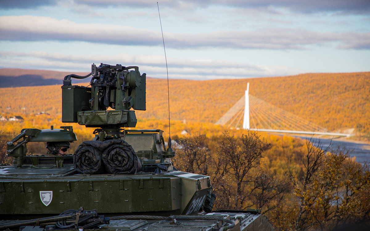 Figur 2.17 Den 23. september 2021 krysset norske mekaniserte styrker Tana bru inn på Varangerhalvøya for første gang siden den kalde krigen. Bildet viser en stormpanservogn av typen CV90 fra Finnmark landforsvar.