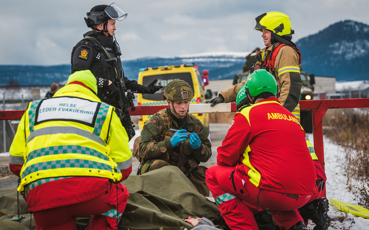 Figur 2.19 Et lite land som Norge er avhengig av hele landets ressurser for å håndtere beredskapsutfordringer. Forsvaret er avhengig av støtte fra det sivile og det sivile har stor nytte av støtte fra Forsvaret. Her bidrar personell fra Ambulansetjenesten, Bran...