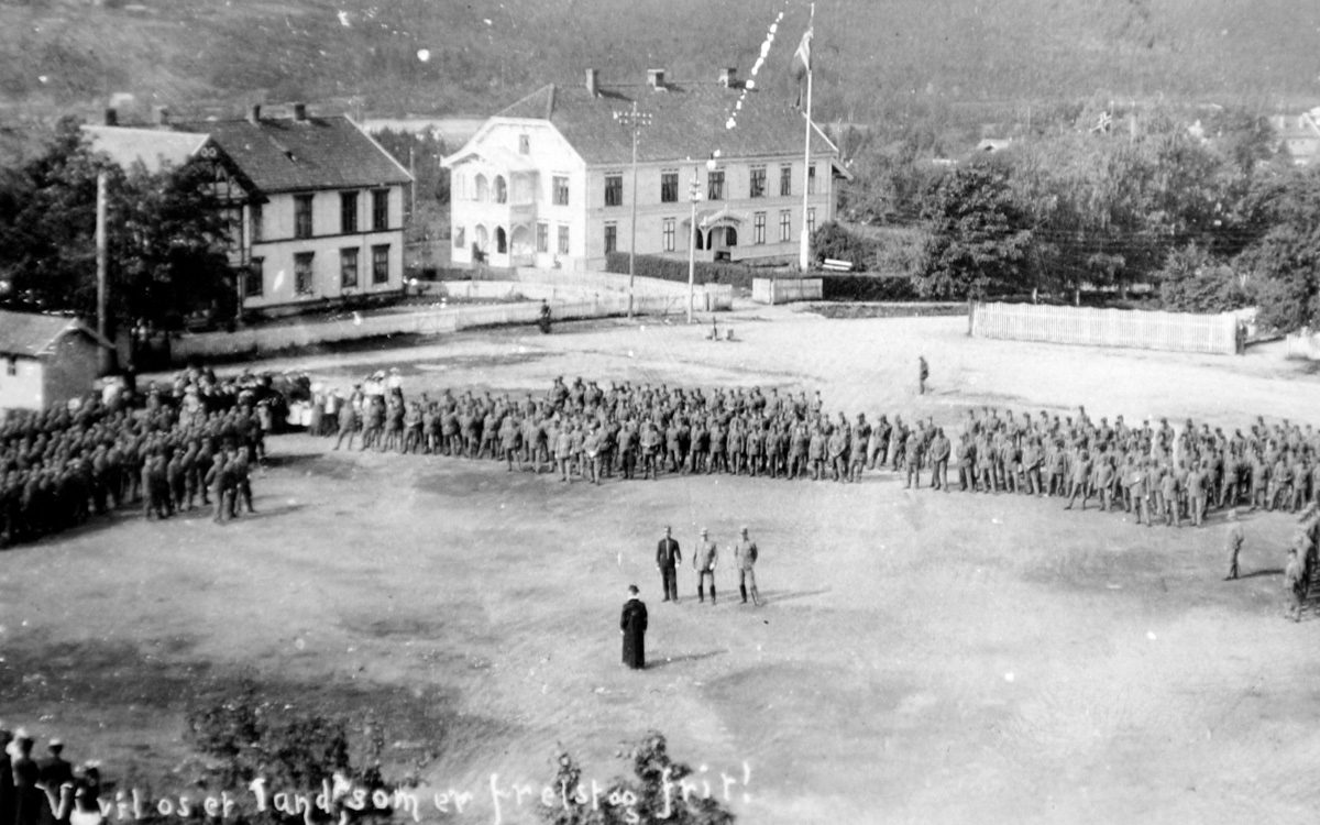 Figur 2.2 Fra 1895 styrket Norge Forsvaret ved investeringer i nye våpen og festningsanlegg langs grensen mot Sverige i Sør-Norge. Under unionsoppløsningen i 1905 bemannet Forsvaret disse anleggene mens forhandlingene pågikk i Karlstad. På bildet ser vi norske...