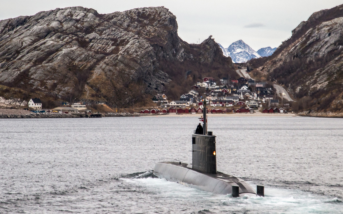 Figur 2.21 Norske ubåter er en viktig del av Norges evne til å sikre troverdig avskrekking på vegne av Norge og våre allierte. Ubåtene gir også viktige bidrag til overvåking og etterretning. Bildet viser en Ula-klasse som seiler utenfor Nordland under øvelse Fl...