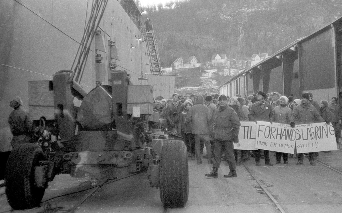 Figur 2.5 18. desember 1983 ble amerikansk forsvarsmateriell brakt i land ved havnen i Hommelvika i Trøndelag. Mange mennesker hadde møtt frem for å demonstrere mot lossingen. På plakaten står det: «Nei til forhåndslagring. Hvor er demokratiet?»