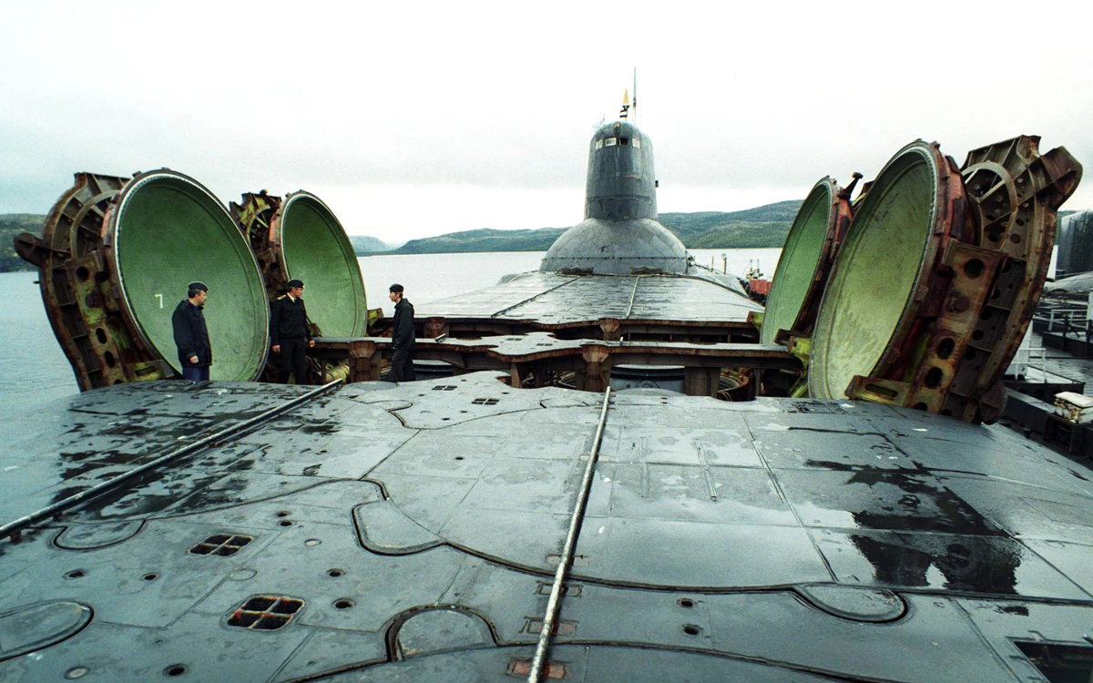 Figur 2.9 Atomdrevne ubåter med strategiske kjernevåpen har stått sentralt i russisk militærmakt siden 1960-tallet og vil fortsette å gjøre det i fremtiden. Bildet viser russisk mannskap som står ved de åpne lukene på en Akula/Typhoon-klasse strategisk ubåt i ...