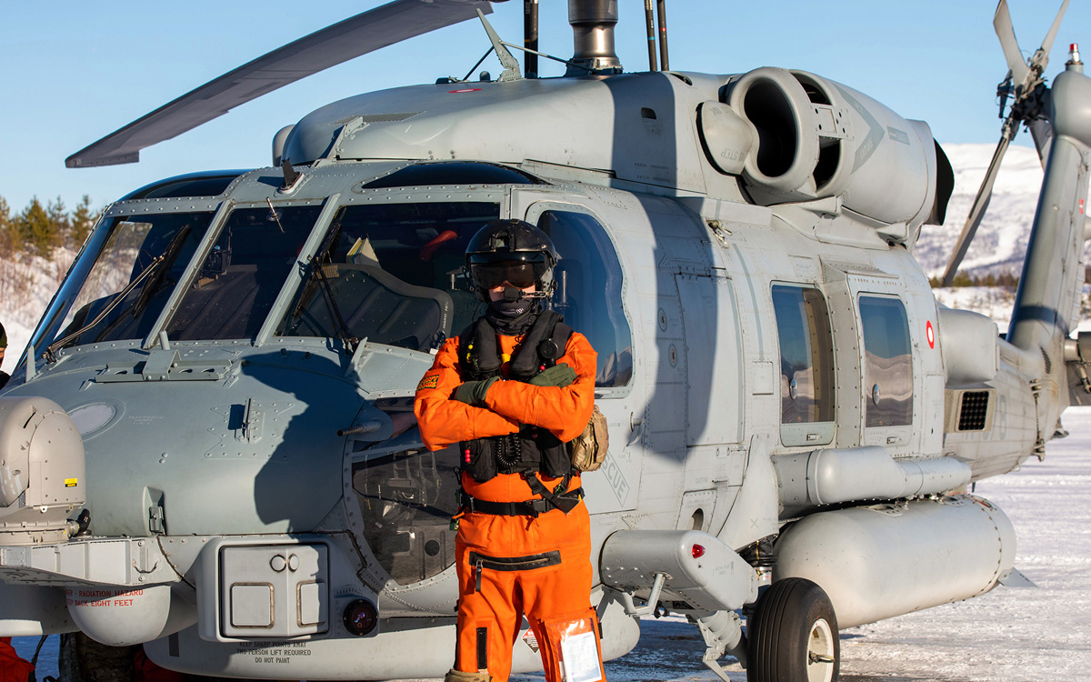 Figur 3.3 Sommeren 2022 hevet regjeringen kontrakten om helikopteret NH-90 som følge av store forsinkelser og manglende driftssikkerhet. Vinteren 2023 besluttet regjeringen å anskaffe seks Seahawk helikoptre som leveres i perioden 2025 til 2027. Seahawk er sam...