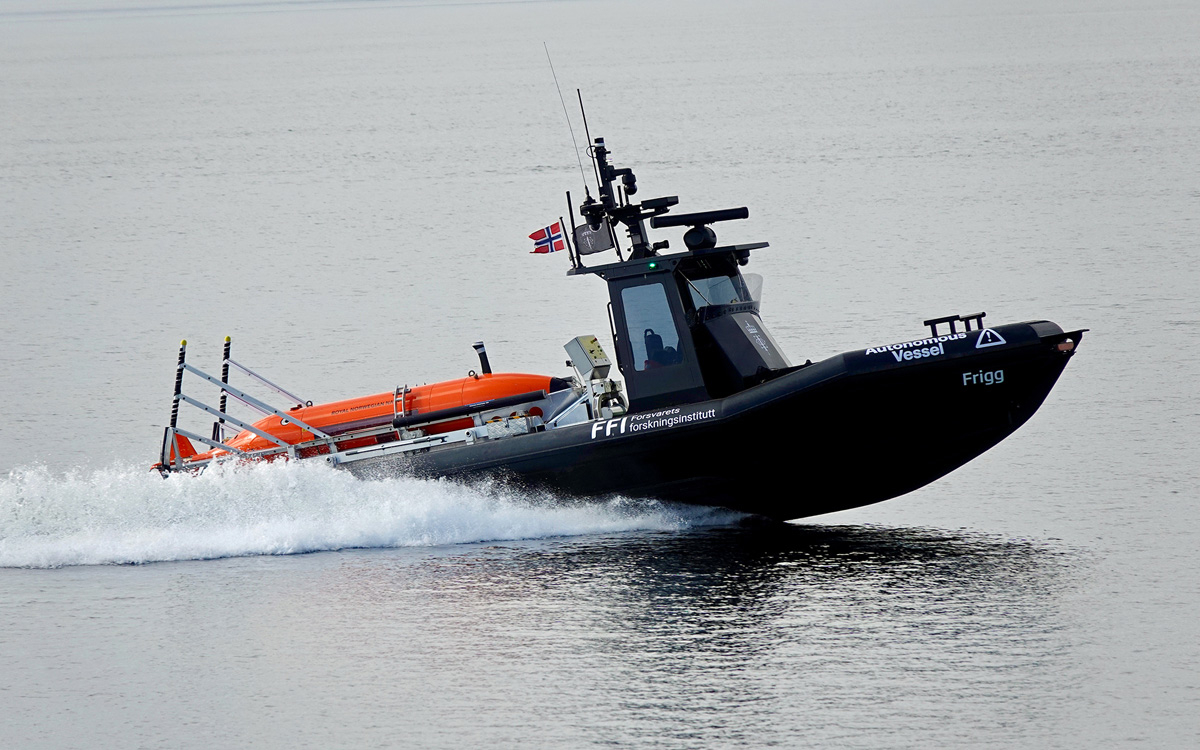 Figur 3.6 Forsvarets forskningsinstitutt (FFI) spiller en helt sentral rolle i Norges militære forskning og utvikling. FFI utvikler blant annet et autonomt minesøk og -sveip system. Bildet viser et ubemannet overflatefartøy med den autonome sonaren Hugin på dekk.