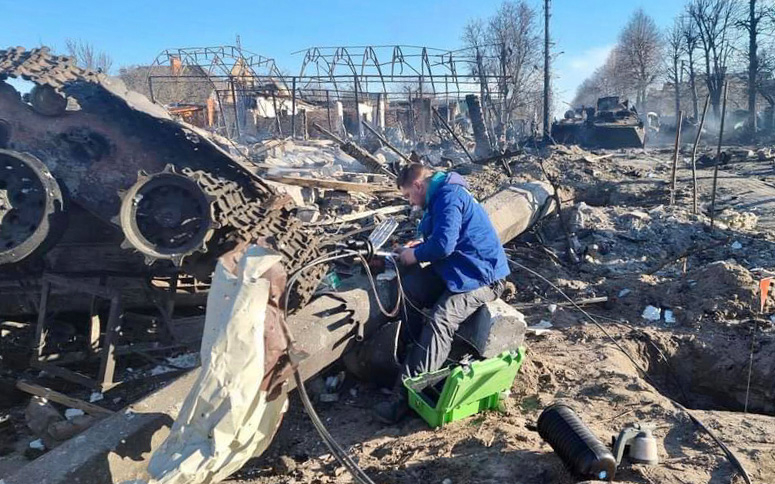 Figur 3.7 Krigen i Ukraina viser at den sivile understøttelsen av forsvarsevnen gjennom hele krise- og konfliktspekteret må være robust og effektiv. Her arbeider en ukrainsk telekommunikasjonsmontør med å reparere og gjenopprette kritisk kommunikasjonsinfrastr...