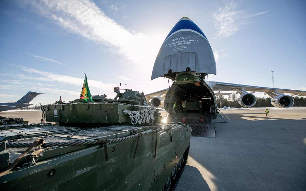 Figur 3.9 Forsvaret har liten dybde og få styrker å bidra med når beredskapsnivået skjerpes på kort varsel. Den 27 februar 2022 forsterket Telemark bataljon Enhanced Forward Presence i Litauen med 44 soldater etter Russlands angrep på Ukraina.