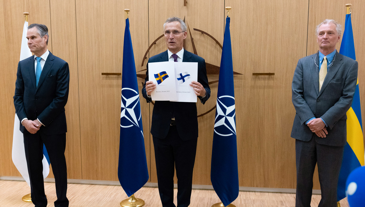 Figur 4.12 Putins aggresjon og brutalitet førte til at Finland og Sverige ga opp sin alliansefrihet. Den 18. mai 2022 søkte de to landene om medlemskap i NATO. Fra venstre: Klaus Korhonen (Finlands ambassadør akkreditert til NATO), Jens Stoltenberg (generalsekr...