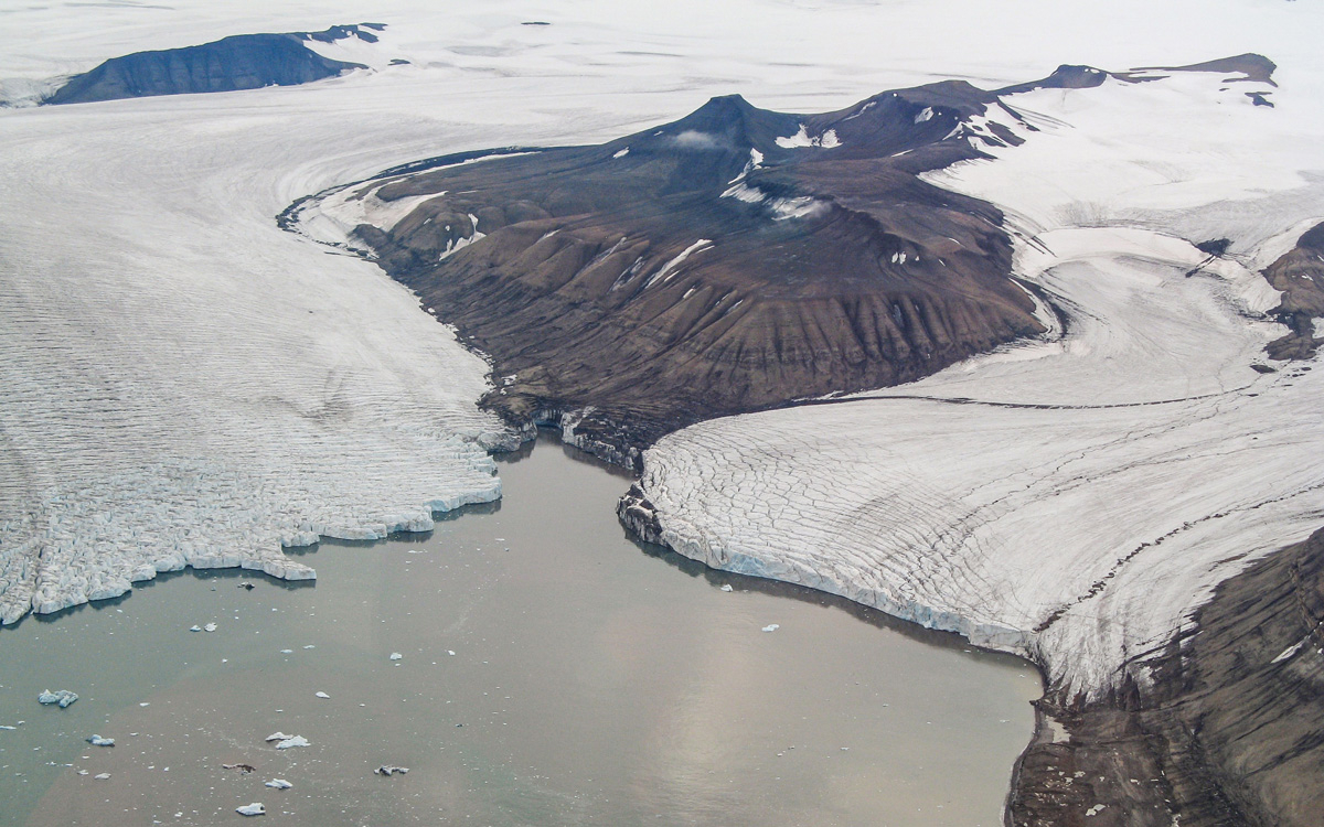 Figur 7.2 Isbreene på Svalbard smelter stadig fortere. Dette endrer landskapet og bidrar til havnivåstigning. Bildet viser Petermannbreen, Perthesfjella og Johansenbreen.