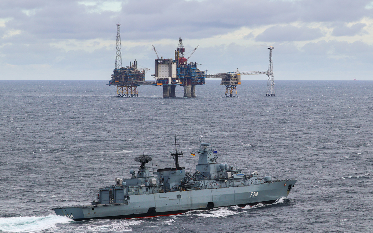Figur 8.1 Energi er avgjørende for sikkerhet, vekst og velstand. Etter Nord-Stream-eksplosjonene i Østersjøen høsten 2022 tilbød Tyskland militære fartøy for å patruljere rundt norske plattformer og installasjoner. Bildet viser den tyske fregatten «Mecklenburg...