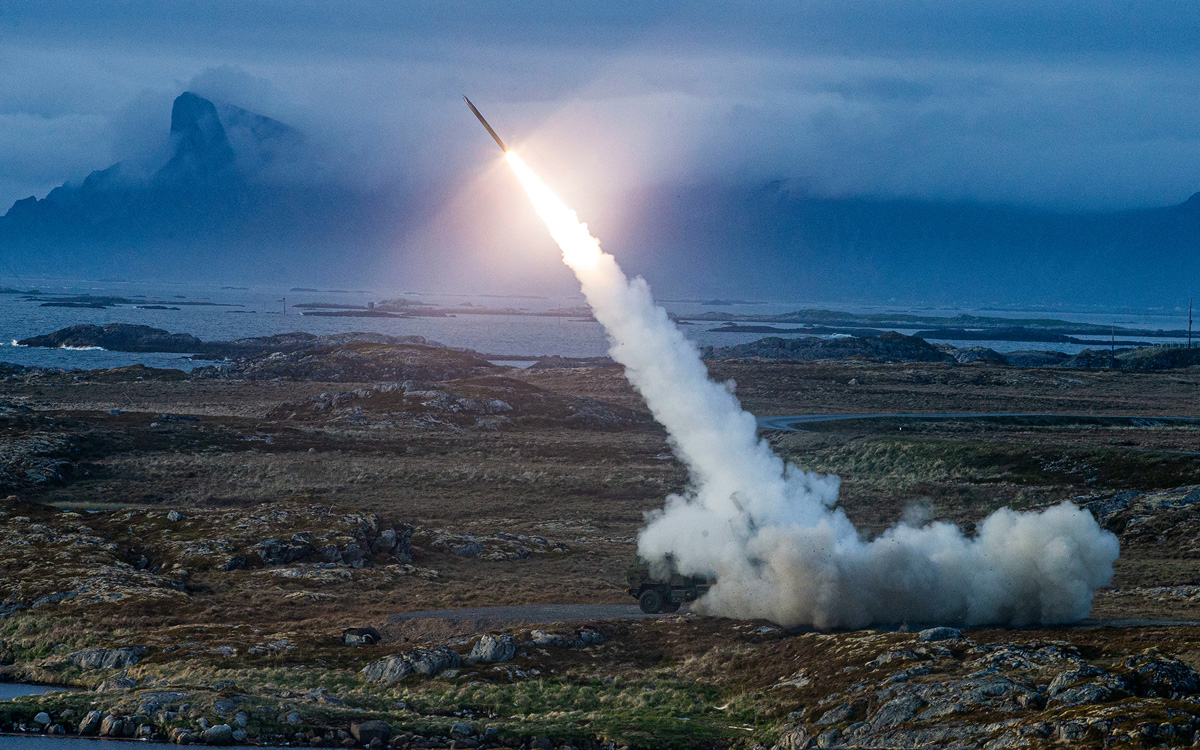 Figur 9.10 Det amerikanske langtrekkende High Mobility Artillery Rocket System (HIMARS) har vært sentralt i å forhindre russisk styrkeoppbygging i Øst-Ukraina. Bildet viser det amerikanske marinekorpset gjennomføre skarpskyting med HIMARS på Andøya i mai 2021.