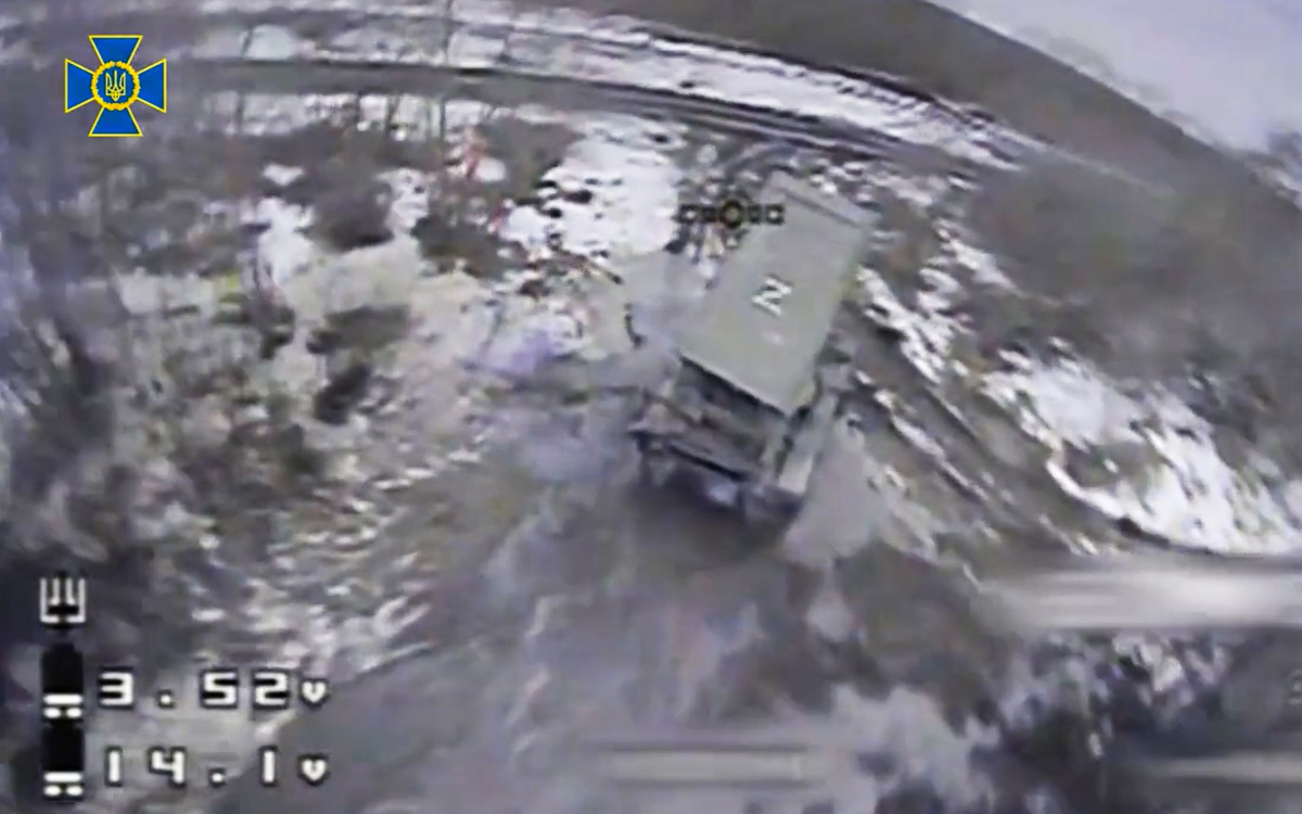Figur 9.5 Bruken av ubemannede systemer i krigføring blir stadig viktigere. Den ukrainske hæren har benyttet droner i stor utstrekning. Bildet er tatt fra en drone som er i ferd med å ødelegge en russisk TOS-1A rakettartillerienhet i Donbass i mars 2023.