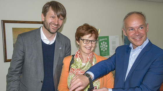 Moderne pleieteknologi Fra venstre: Byråd Eirik Lae Solberg, byråd Aud Kvalbein og statsråd Jan Tore Sanner. Sanner prøver et armbåndsur som gir signal hvis en dement person beveger seg utenfor en definert, trygg sone.