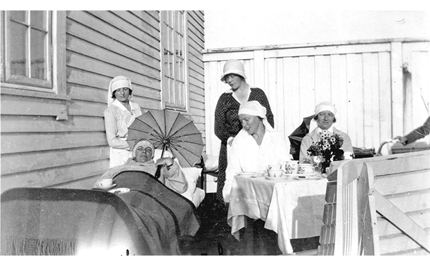 Figur 3.1 Dr. Eriksens fysikalske dietetiske Sanatorium på Nærland i Hå (rundt 1929.) Ein av pasientane «kurer» ute og har selskap av direktørfrua, fru Årstad, og tre av dei tilsette ved sanatoriet. Dei fem kvinnene er frå venstre massøsa frk. Åsane, pasienten...