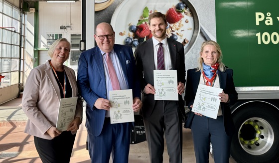 Landbruks- og matminster Nils Kristen Sandtrøen, forbundsleder  Anne Berit Aker Hansen i Norsk Nærings- og nytelsesmiddelarbeiderforbund (NNN) og administrerende direktør Petter Haas Brubakk i NHO mat og drikke.
