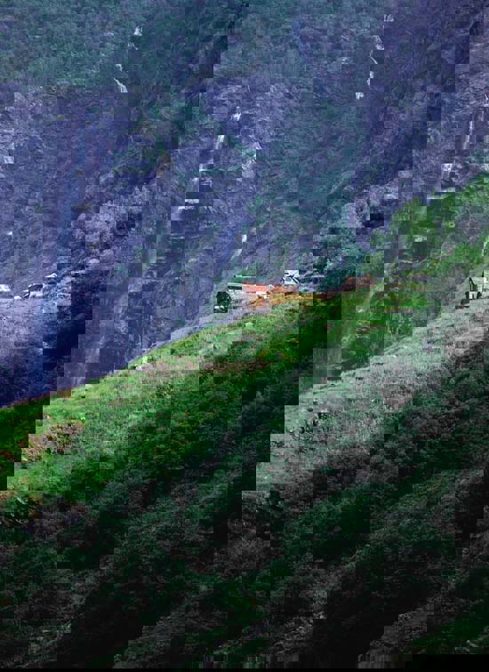 Figur 6.1 Restaureringen av Sinjarheim i Aurlandsdalen har vært
utført som dugnad satt i gang av Fortidsminneforeningen.
Både bygninger og kulturmark bidrar til å oppleve
dalføret i et historisk perspektiv.