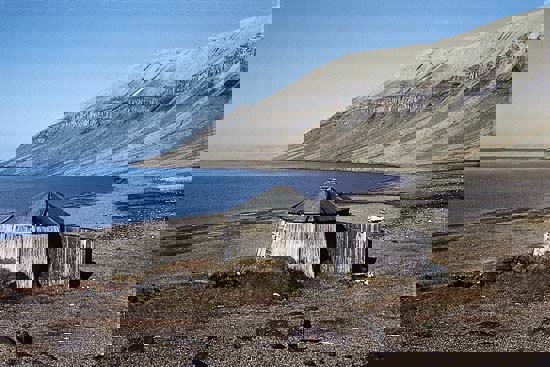 Figur 8.1 På Svalbard har Norge forvaltningsansvaret for en
internasjonal kulturarv. I 2001 ble det vedtatt en samlet miljølov
der kulturminner og kulturmiljøer ses som del av en helhetlig
miljø- og ressursforvaltning. Bygningen på Kapp
Lee stammer fra...